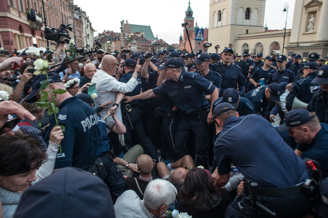 Miesięcznica smoleńska. Nietypowa oferta adwokatów w sprawie "pomocy prawnej dla ewentualnie zatrzymanych"