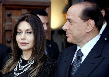 Berlusconi przeprosił żonę za swe frywolne żarty