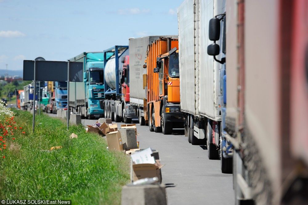 Gigantyczna kolejka przed przejściem granicznym w Dorohusku. Ponad 800 ciężarówek