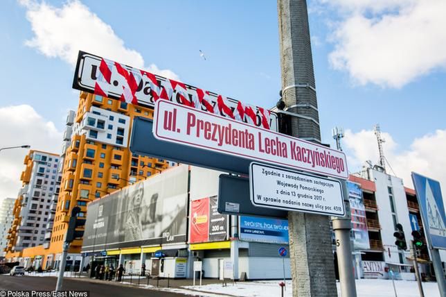 Zasłonił tablice z nazwą ul. Lecha Kaczyńskiego w Gdańsku. Przyszła już po niego policja