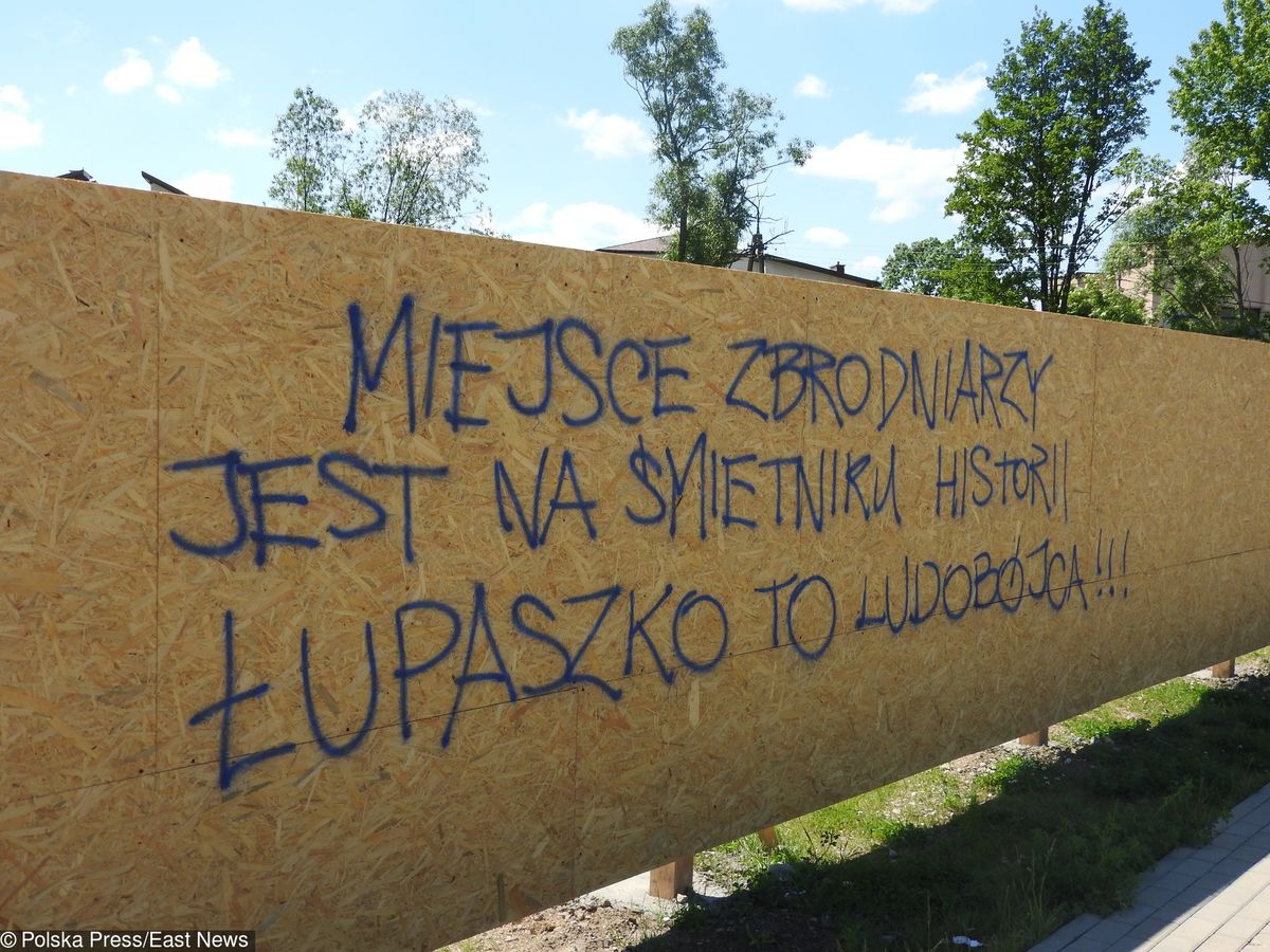Białystok: Młodzież Wszechpolska patroluje ulicę Łupaszki. Ktoś napisał na płocie, że to "ludobójca"