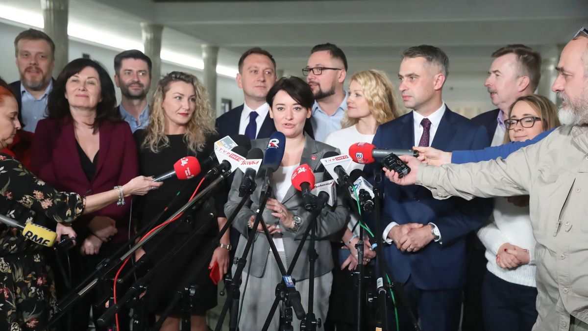 Rzecznika Lewicy Anna Maria Żukowska i politycy klubu parlametarnego