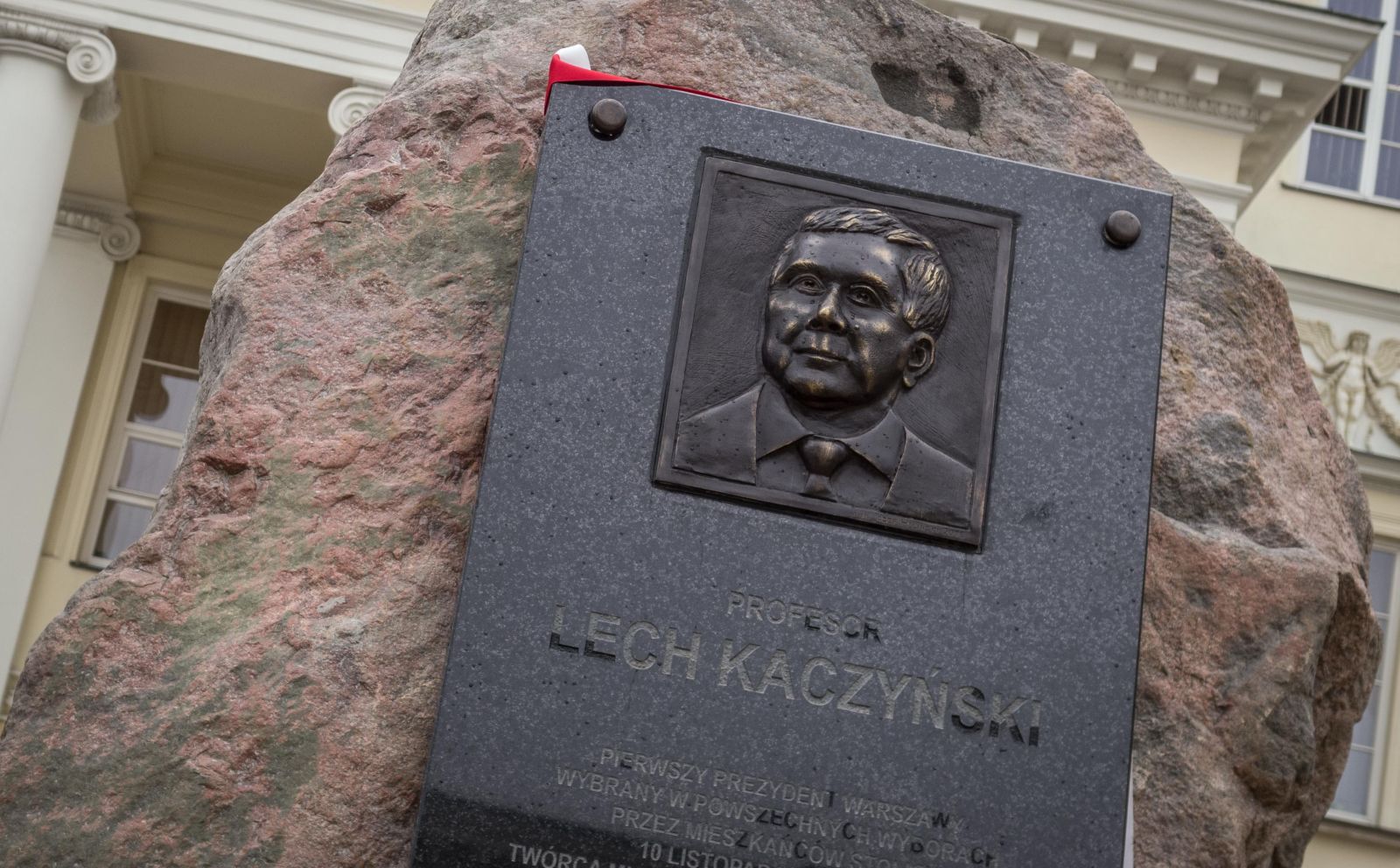 Usuną kontrowersyjną tablicę z podobizną Lecha Kaczyńskiego