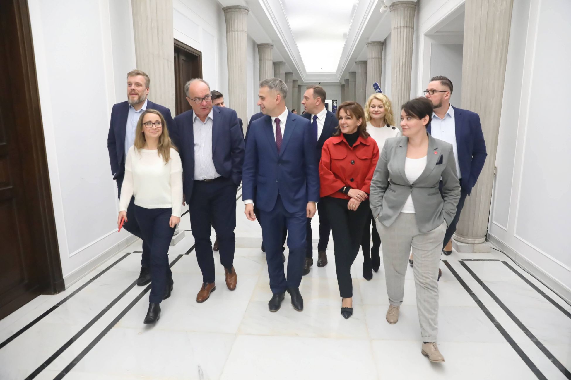 Posłowie klubu parlamentarnego Lewica na sejmowym korytarzu
