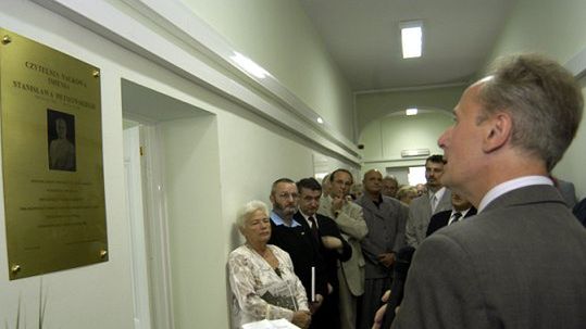 Odsłonięcie tablicy w poznańskim IPN