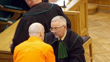 Domniemany szef ramienia zbrojnego "ośmiornicy" Marek W. rozmawia z adwokatem