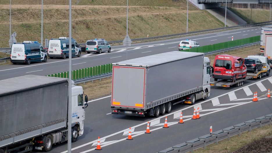 Kolejka samochodów przed punktem kontroli granicznej na autostradzie A1 w Gorzyczkach