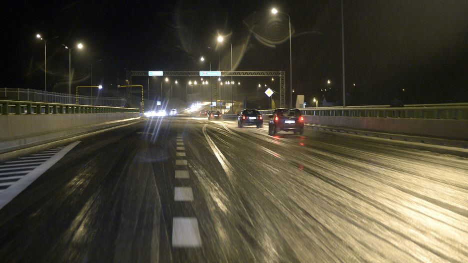 Marznący deszcz spowoduje niebezpieczną gołoledź na drogach i chodnikach