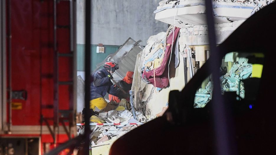 Strażacy zapowiadają, że nie odpuszczą akcji, dopóki nie przeszukają całego gruzowiska