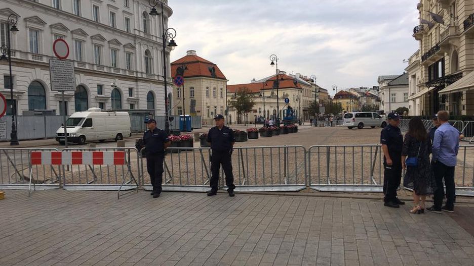 Krakowskie Przedmiecie w okolicach pałacu prezydenckiego przed miesięcznicą smoleńską