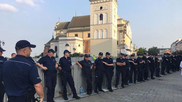 Coraz więcej policjantów ochrania miesięcznice smoleńskie