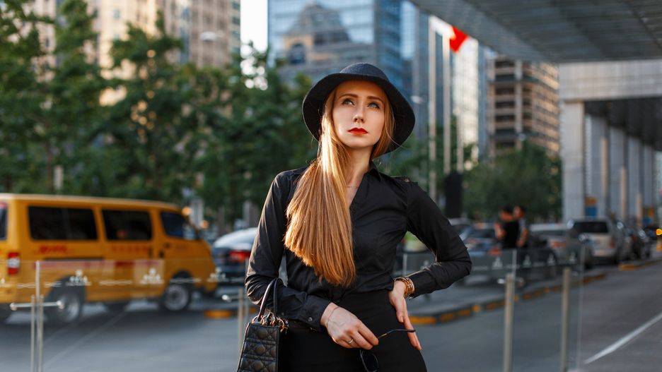 Dopasowana spódnica ołówkowa może mieć eleganckie rozcięcie