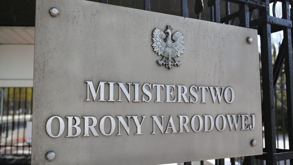 MON chce zamówić bombki. Motyw świąteczny, zawartość: śliwki w czekoladzie