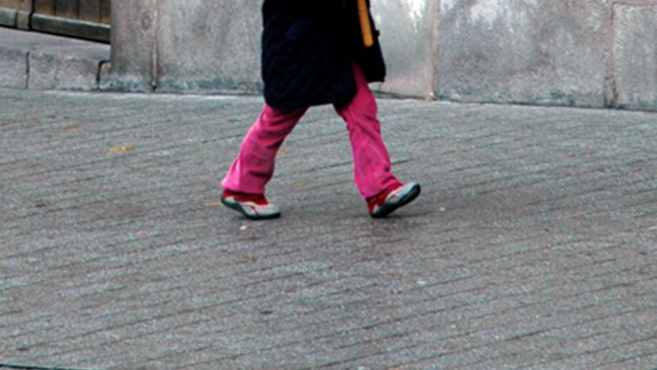 Wujek wysłał 7-latką z pustą butelką do śmietnika i nie dał klucza