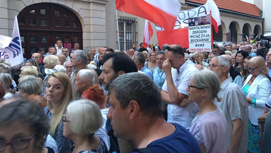Uczestnicy "Marszu pamięci" po wyjściu z archikatedry.