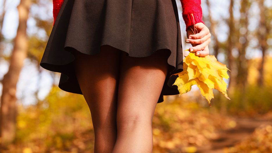 Krótka spódnica lub spodenki na jesień urozmaicą klasyczne zestawy 