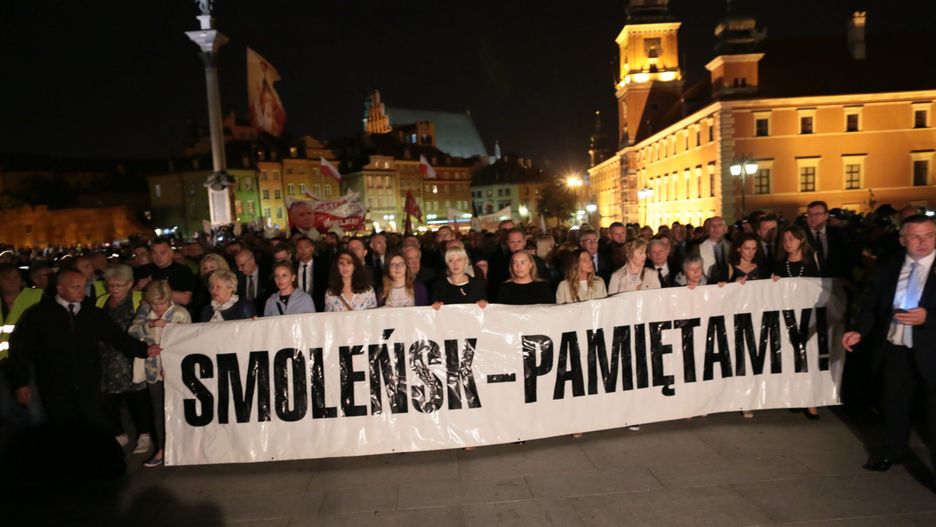 Uczestnicy wrześniowej miesięcznicy smoleńskiej w Warszawie
