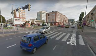 Podbiegli do jadącej rowerzystki i ją przewrócili. Kobieta walczy o życie