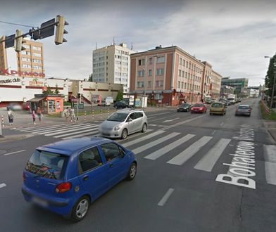 Podbiegli do jadącej rowerzystki i ją przewrócili. Kobieta walczy o życie