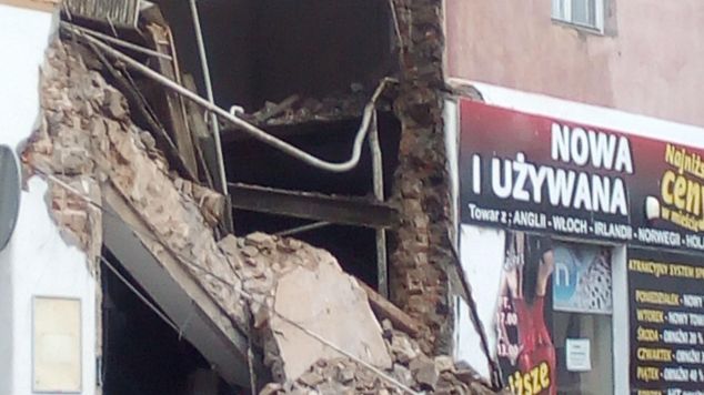 Zawalona ściana runęła na chodnik i ulicę