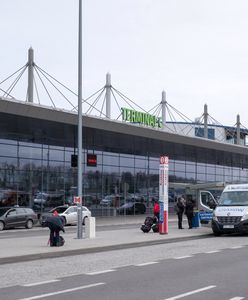 Katowice-Pyrzowice. Mężczyzna wyłamał drzwi do samolotu i wszedł na pokład