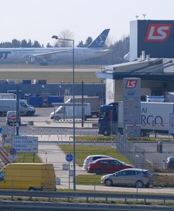 Hindusi utknęli na Okęciu. "Pomóżcie!"