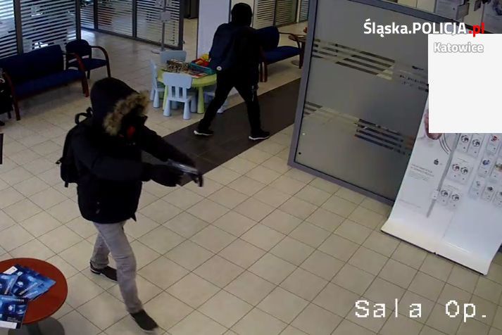 Policja opublikowała nagranie z napadu na bank w Katowicach