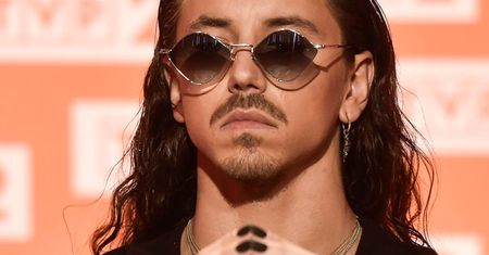 Michał Szpak wystylizowany jak na Paradę Równości apeluje do rządu. Brawa za odwagę