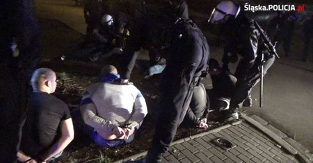 Katowice: policjanci zapobiegli "ustawce" pseudokibiców. Znaleźli przy nich dwa pistolety, noże i maczety