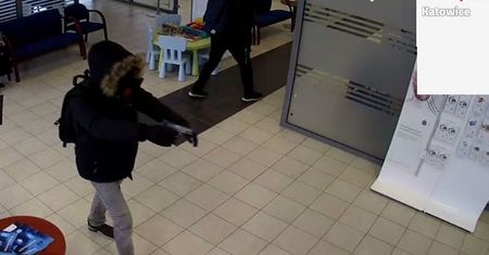 Policja szuka sprawców napadu na bank w Katowicach. Publikuje nagranie i prosi o pomoc