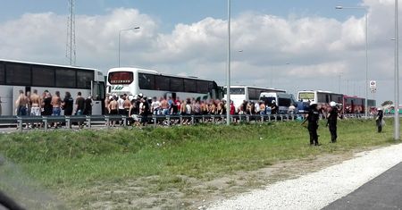 Z parkingu do prokuratury. Czy policja mogła strzelać do pseudokibiców na A1?