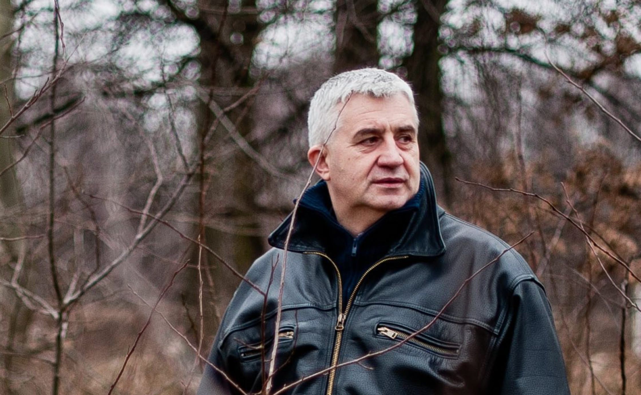 Nadkomisarz Dariusz Loranty, były negocjator policyjny, ma kilka scenariuszy związanych z ujawnieniem ogromnych ilości kokainy w pudłach z bananami