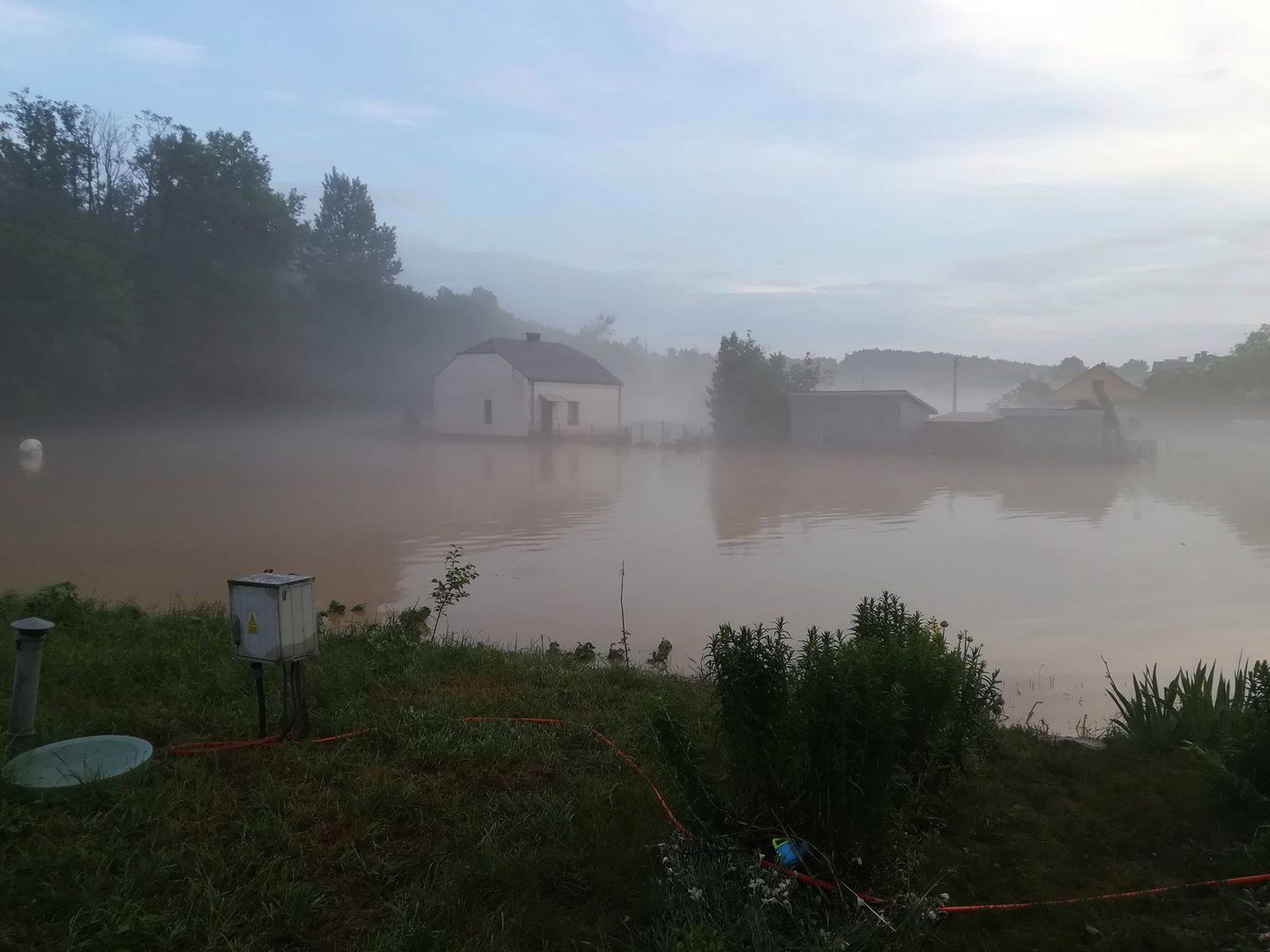 Wierzchosławice o poranku. Woda opada, ale wciąż wiele gospodarstw jest zalanych.