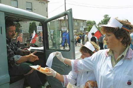 Protestowali i częstowali kiełbasą