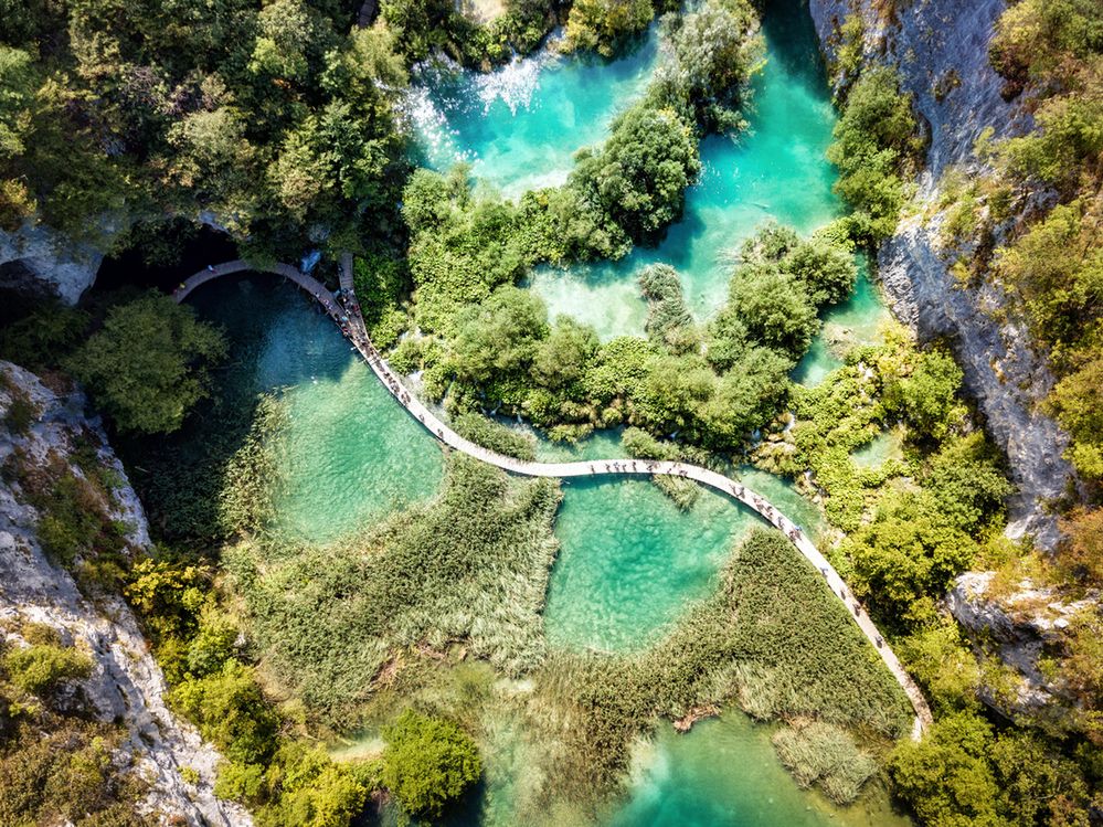 Jeziora Plitwickie w Chorwacji. Magiczna atrakcja Europy