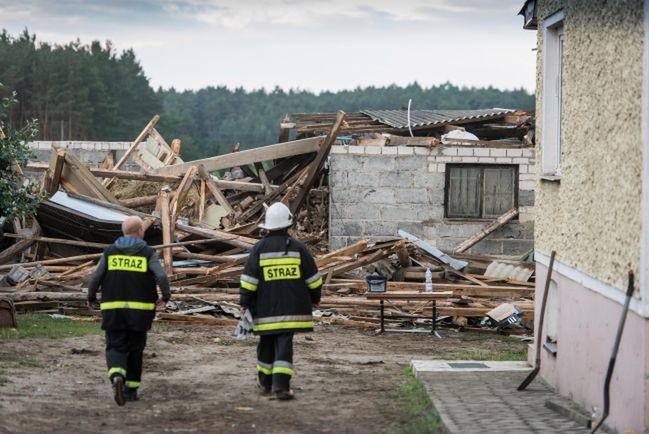 Poszkodowani w nawałnicach przez rok mogą nie spłacać kredytów. "Ogrom zniszczeń nie może pozostawić nas obojętnymi"