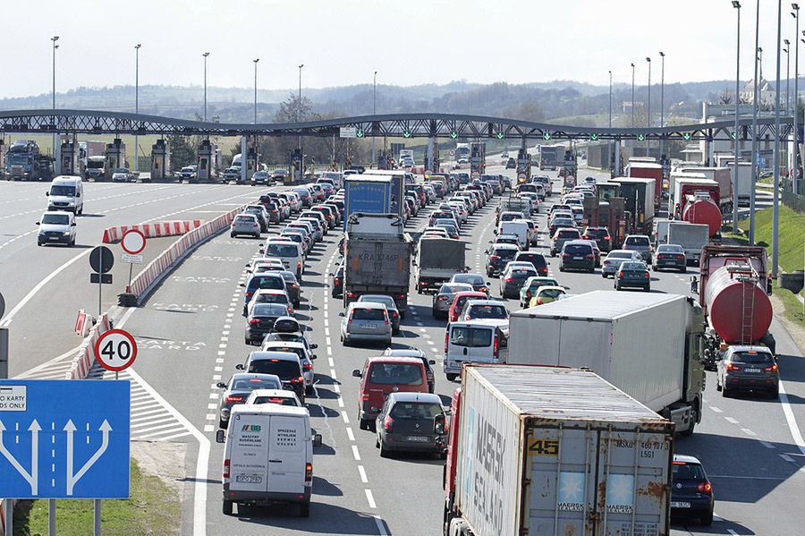 Wypadek ciężarówki w Morawicy. Autostrada A4 zablokowana