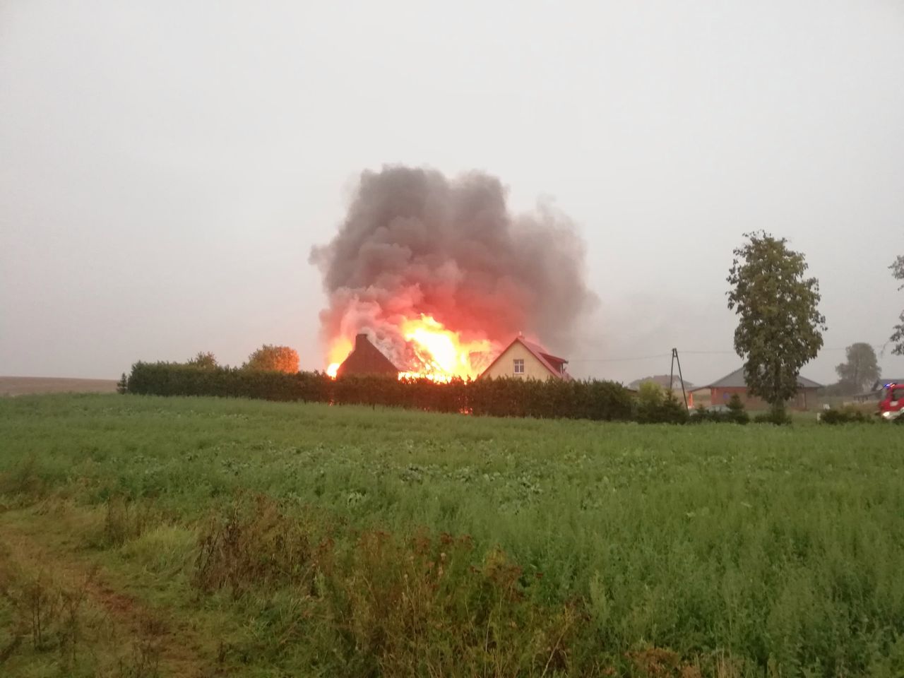 Pogoda szaleje. Piorun uderzył w gospodarstwo, w Kołobrzegu zalało ulice