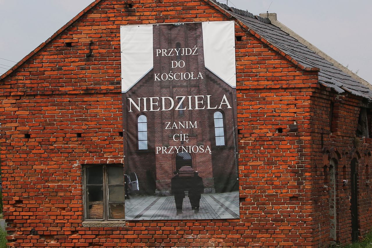 Ksiądz powiesił kontrowersyjny baner. Wywołał burzę