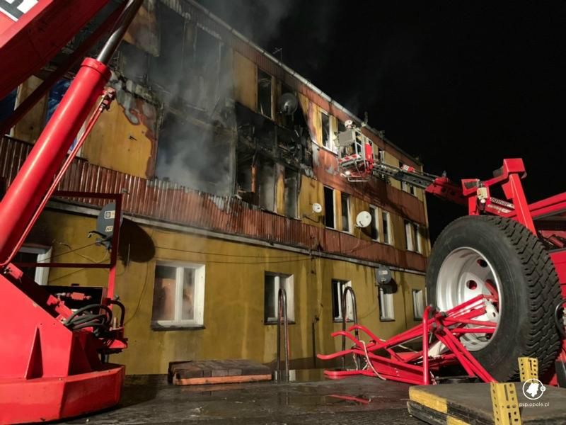 Zdzieszowice. Pożar budynku socjalnego. Jedna osoba wyskoczyła przez okno