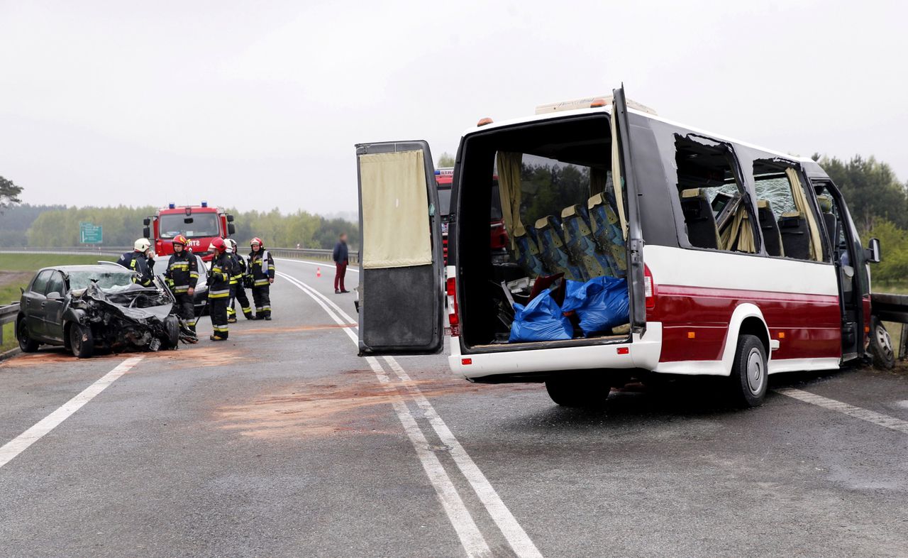 Czołowe zderzenie busa i samochodu osobowego na trasie do lotniska. Nie żyje kierowca