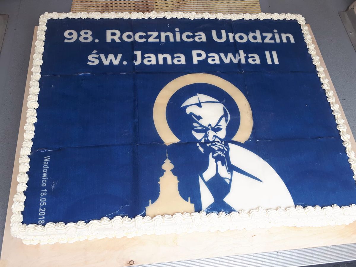 Mieszkanka Wadowic zawiadomiła policję. Bo krojono tort z wizerunkiem papieża Jana Pawła II