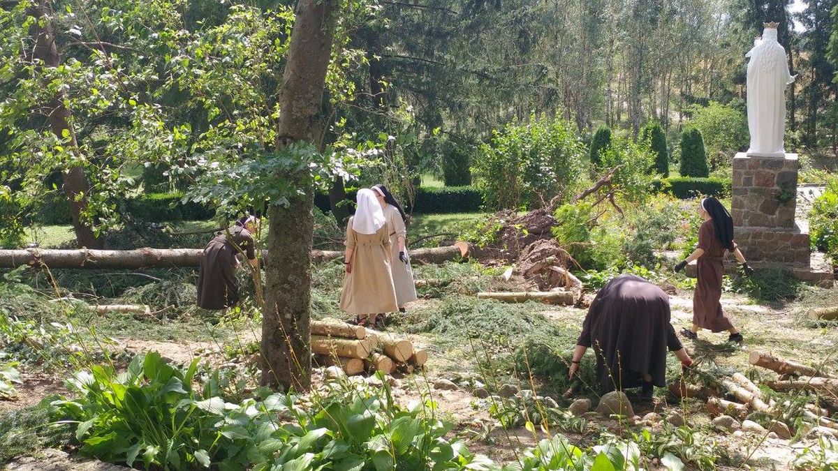 Franciszkanki z Orlika sprzątają po nawałnicach. "Serce kraje się, że nie możemy wszystkich prac zrobić"