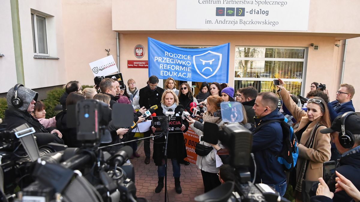 Strajk nauczycieli może w tym roku zapełnić polskie place i ulice. We Wrocławiu demonstracje poparcia organizują aktywiści od "Czarnego protestu".