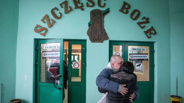 Rodziny górników czekali na uratowanych przed wejściem na teren kopalni Rudna w Polkowicach