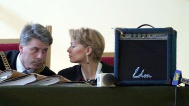 Sędziowie Paweł Anczykowski i Aleksandra Babilon-Domagała słuchają taśmy z nagraniem rozmowy oskarżonego Andrzeja Jagiełły ze starachowickimi samorządowcami