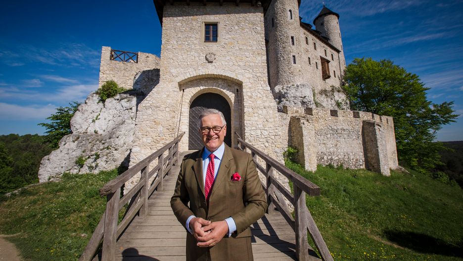 Senator Jarosław W. Lasecki na tle zamku, który zrewitalizował