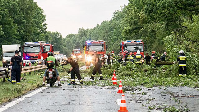 "Zjawiska burzowe są bardzo trudne do prognozowania, nie jest możliwe dokładne ich zlokalizowanie z dużym wyprzedzeniem czasowym" - zaznacza IMGW.