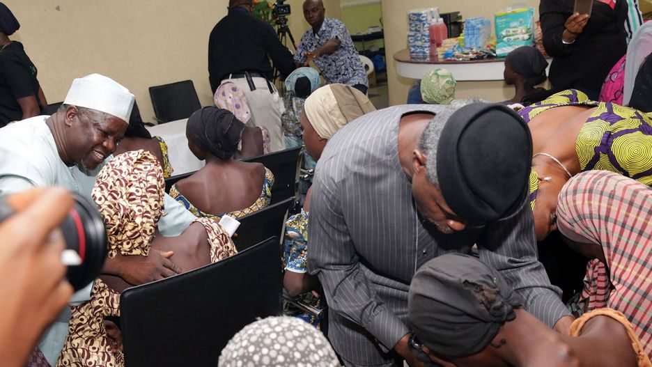 Wiceprezydent Nigerii Yemi Osinbajo wita dziewczęta uwolnione z rąk porywaczy w październiku 2016 r. 