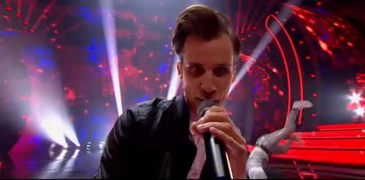 Marcel Sabat wykonujący "Boombastic" na scenie Star Voice. 